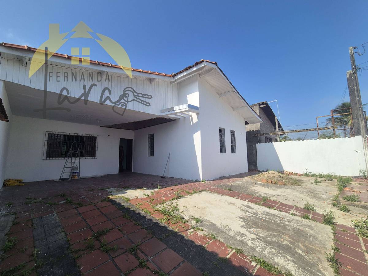 Casa à venda em Peruíbe, Centro, com 3 quartos, 148m² - Fernanda Lara Corretora