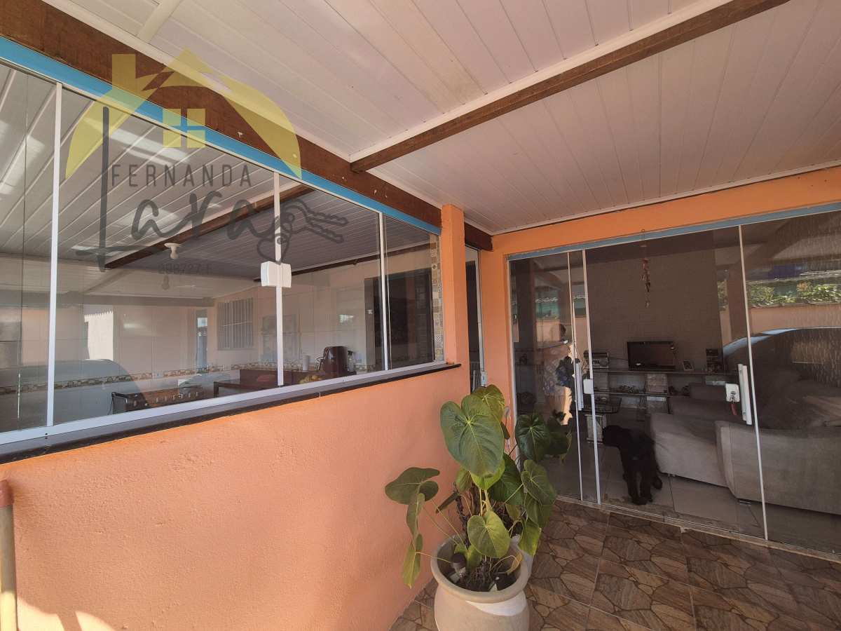 Casa à venda em Peruíbe, Vatrapuã, com 3 quartos, 130m² - Fernanda Lara Corretora